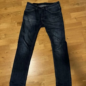Dondup Jeans George - Säljer nu dessa dondup jeansen i modell George. Storlek: 32, säljer de för 850kr, skick 9,5/10, nypris ungefär 3500kr. Skriv privat för fler bilder eller om du har frågor, pris ej hugget i stenen. Fraktas samma dag som köpes!