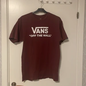 Vans OFF THE WALL T-Shirt - Säljer nu min snygga Vans OFF THE WALL T-Shirt då jag inte använder den! Vans är väldigt inne just nu och denna t-shirt är väldigt snygg😊