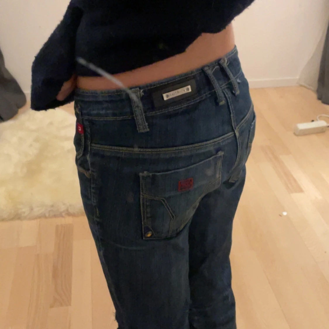 Jätte fina mörkblåa jeans med ett hål💕 - 91