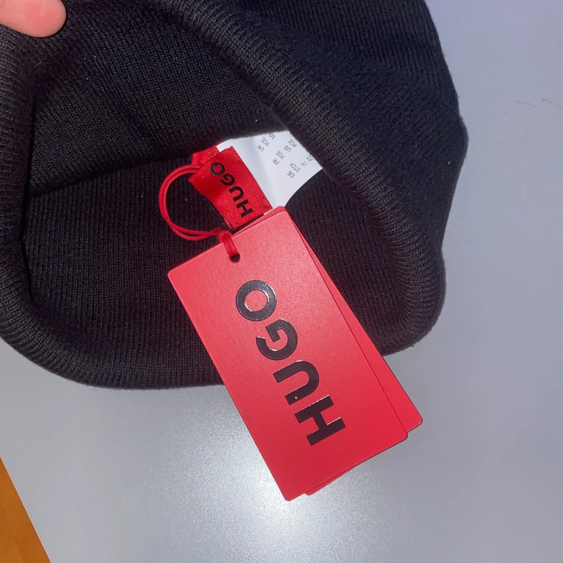 Svart mössa från Hugo boss - 91