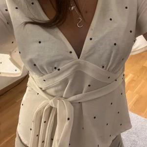 Vit blus med prickar - Jätte jätte fin topp❤️❤️🙌🏼 