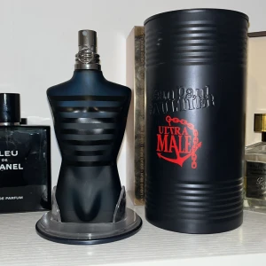 Ultra male 2017 batch - Säljer en äldre batch av ultra male, fylld vid bröstkorget. Luktar stark och håller länge.