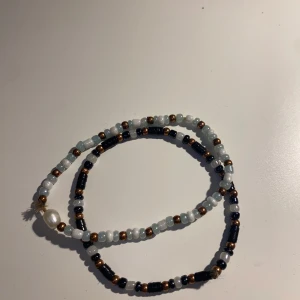 Armband - Ur&Penn  - Två väldigt fina och söta armband köpta på Ur&Penn. De har använts enstaka gånger och är i hyfsat bra skick, dock har det som tidigare var guldigt rostat💗