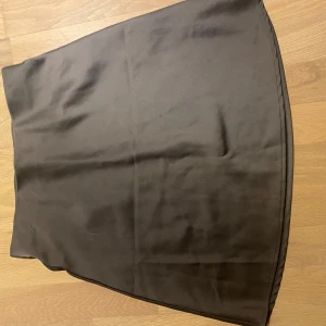 Grå kjol Bik Bok - Snygg grå kjol från Bik Bok i storlek S. Kjolen har en enkel och stilren design, perfekt för olika tillfällen. Tillverkad i ett mjukt och bekvämt material. Nypris är 399kr❤️