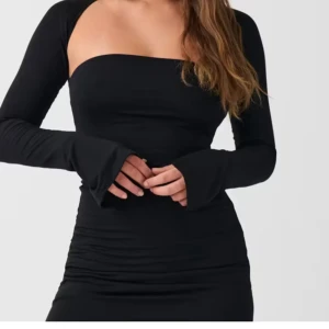 Svart klänning Gina Tricot - Snygg svart klänning från Gina Tricot med långa ärmar. Perfekt för en stilren look. Tillverkad i mjukt material för extra komfort. Nypris är 399kr, prislapp kvar och aldrig använd!