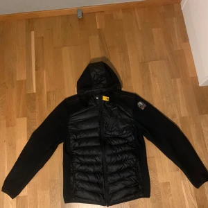 Parajumper Jacka / cardigan  - Nolan Mesh Hooded Hybrid Black Parajumpers skick 8/10 Nypris 4500 skriv om mer bilder eller frågor