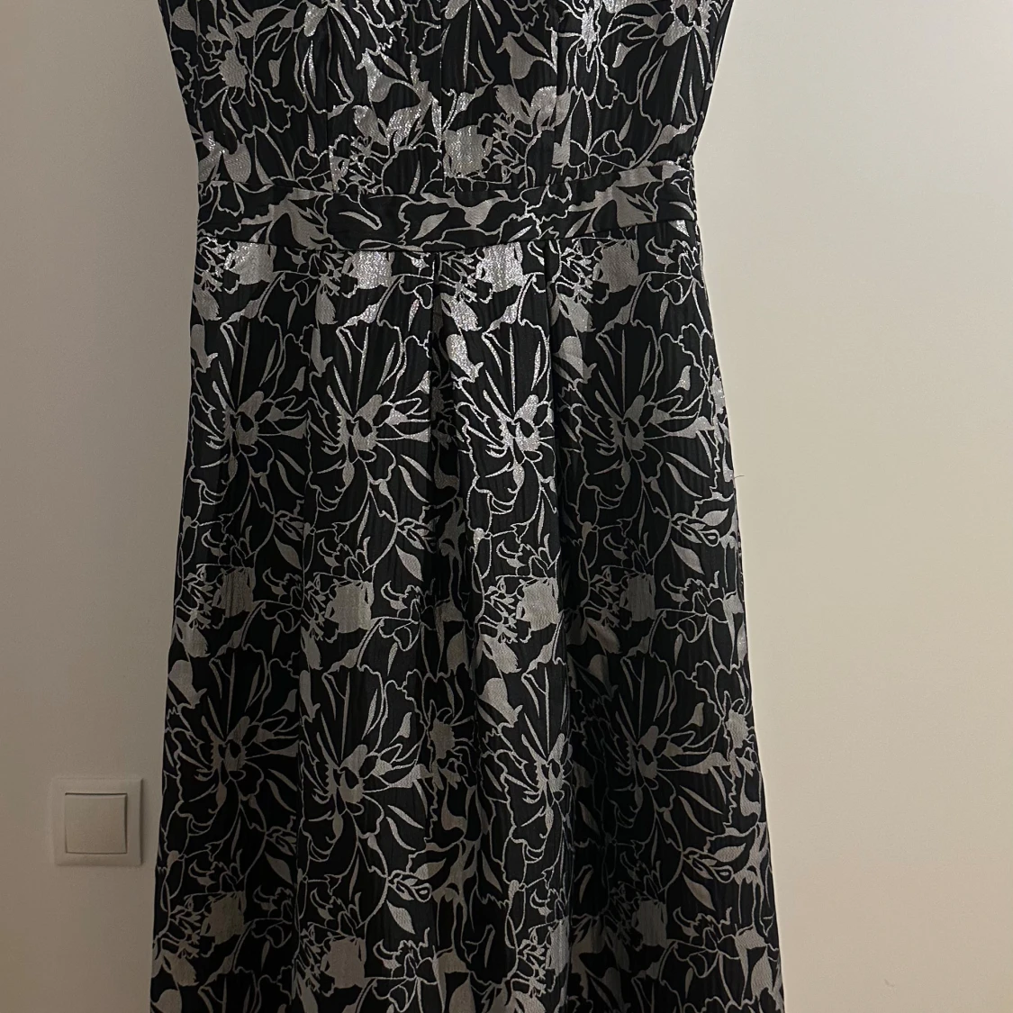 Svart och silver blommig klänning - 92