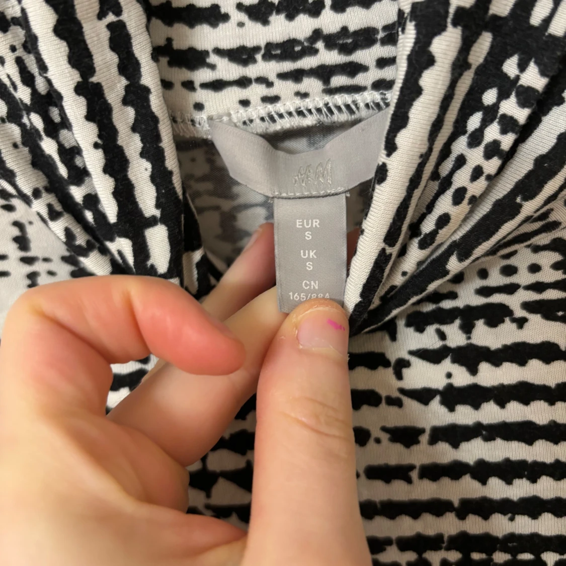 Svartvit mönstrad polotröja från H&M - 91