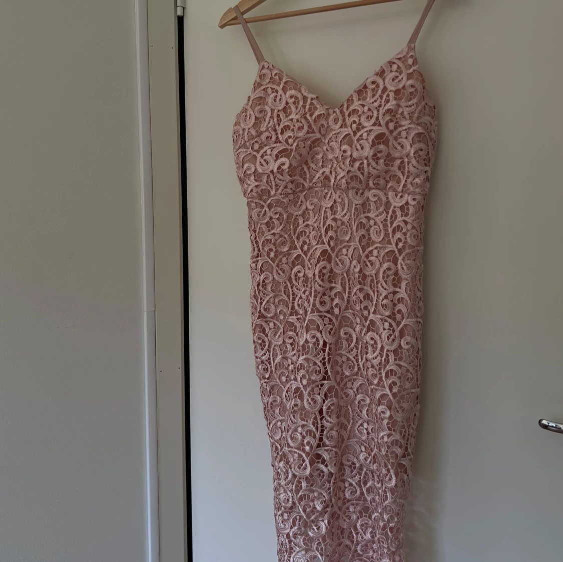 Rosa spetsklänning