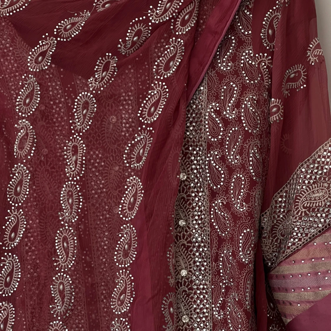 Vinröd mönstrad saree - 90