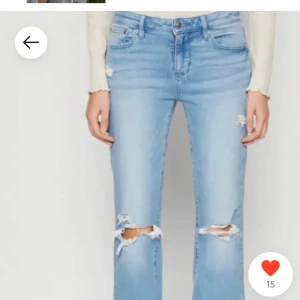 Ljusa jeans med slitningar - Snygga ljusblå jeans med slitningar på knäna och låren. Passar en S-M och man kan även justera i midjan! Priset går att diskuters vid snabb affär!🥰