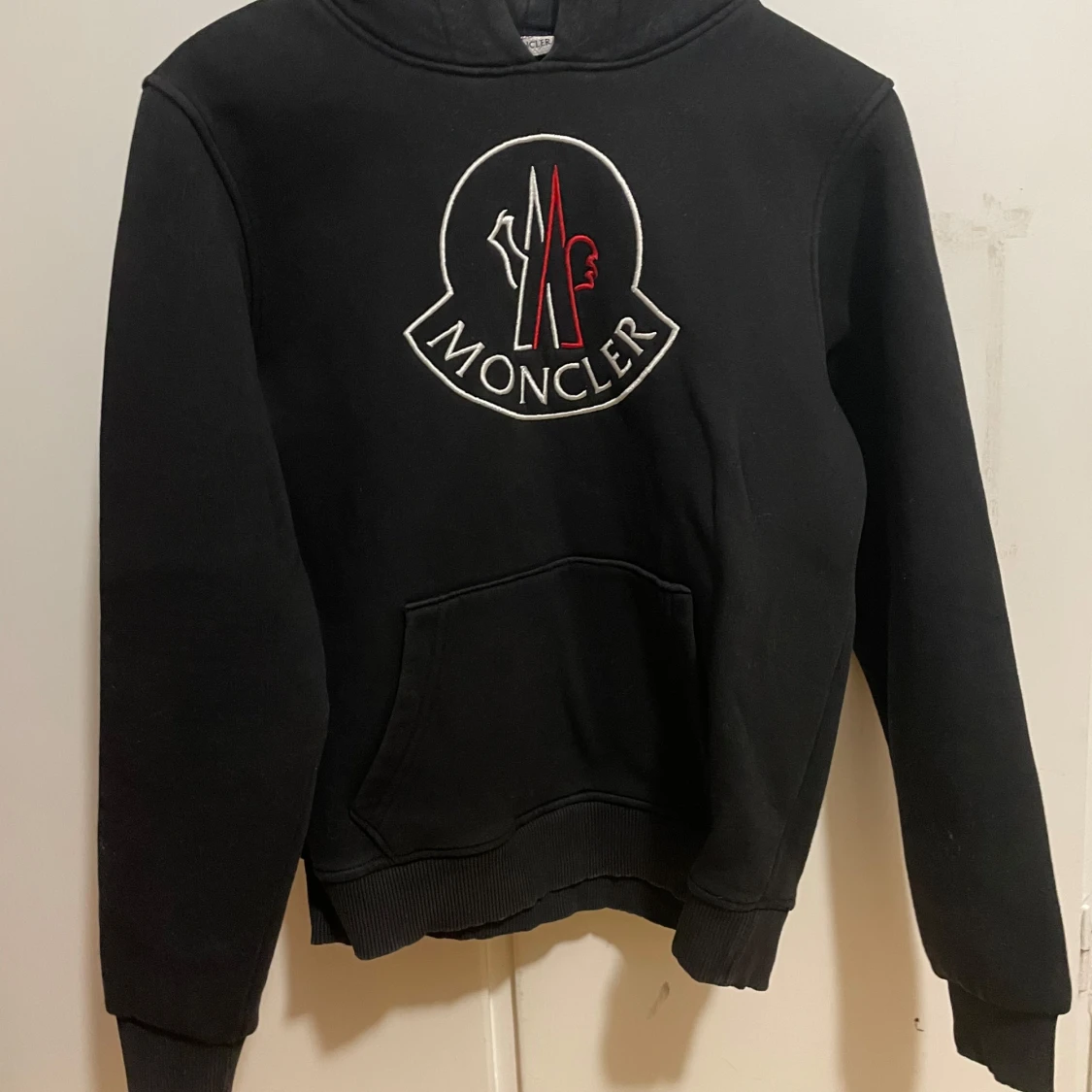 Svart hoodie från Moncler