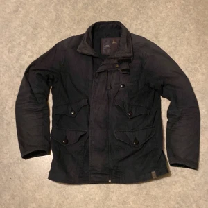 Svart fieldjacket från g-star - Säljer en vintage fält jacka från g star raw. Den är storlek L men sitter som M. Riktigt snygg och unik, den är solblekt vilket ger den en unik karaktär. Ställ gärna frågor och kom med bud!