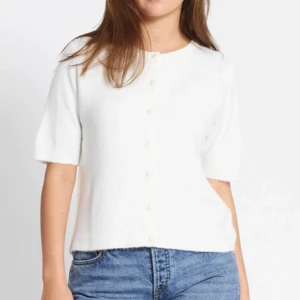 Vit kofta med pärlknappar - Säljer en stilren vit kofta med korta ärmar och eleganta pärlknappar framtill. Helt oanvänd, säljer pga ej min stil