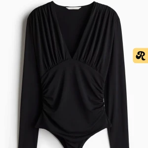 Svart body med v-ringning från H&M - Söker denna svarta bodyn ifrån HM. Helst i storlek S men M kan också fungera. Hör gärna av er om ni har den och är intresserade av att sälja💕
