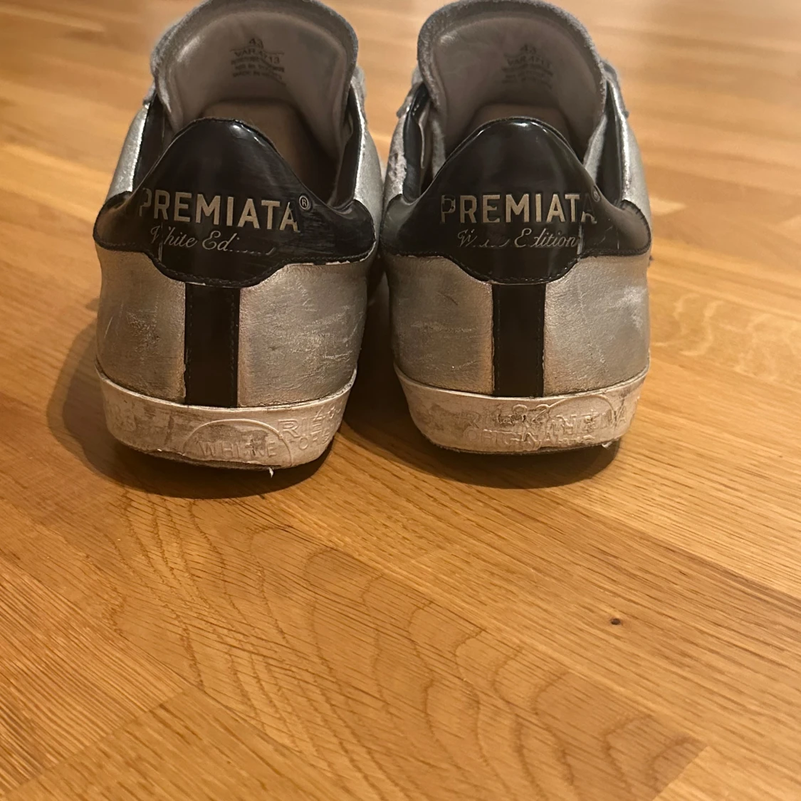 Silvriga sneakers från Premiata - 92