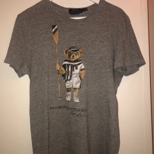 Ralph Lauren tshirt small - Grå Ralph Lauren tshirt i fint skick. Polo Bear bomulls tshirt. Storlek Small.