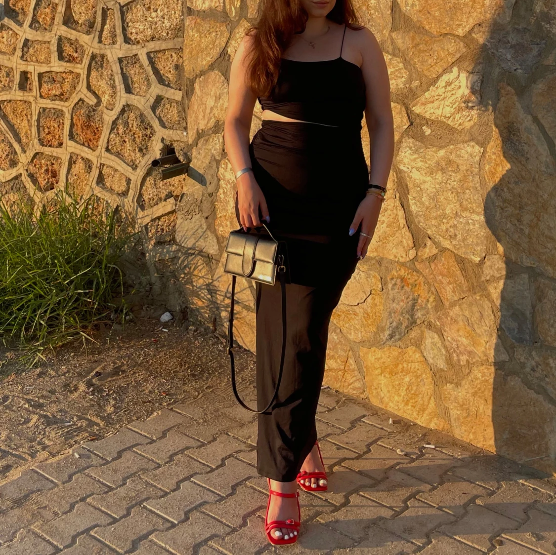 Svart långklänning med smala axelband 40 - 90