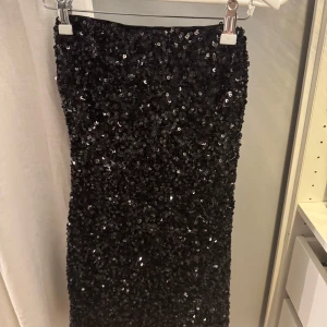 Svart paljettkjol - De är en kort tub klänning med paljetter på som är perfekt till nyår, använd förra året
