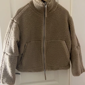 Helt ny  teddyjacka från H&M - Helt ny med prislappen på , i färgen beige. Storlek s 