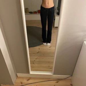 Mörkblå jeans - Säljer ett par mörkblå jeans med bootcut-stil.  Perfekta för en stilren look. Säljer pga att det är för stora för mig😊