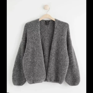 Grå kofta - Mysig grå kofta med lång ärm och öppen design. Perfekt för kyliga dagar och enkel att matcha med olika outfits. Endast en gång så jag har den i flera färger. Eftersom att den är ny sp lite högre pris men det går att diskutera💖