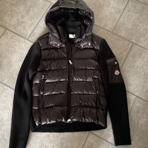 Moncler tricot cardigan (avtagbar luva) - Skick 10/10 aldrig använd. Jätte fin cardigan perfekt nu när de blir kallare. Nfc scan funkar. Jackan pssar M då moncler är små i storlekarna. Vid frågor om pass form kom privat.