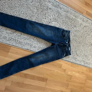 Blå jeans från Replay - Snygga blå jeans från Replay i modellen Anbass. De är helt nya har bara klippt bort lappen, säljer dom för de inte passar mig! Mitt pris 600