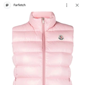 Moncler väst - Skitsnygg och stilren rosa dunväst från Moncler med dragkedja och knappar. Har aldrig använt den men är köpt från Farfetch. Vilket är en hemsida som bara säljer äkta kläder. Skriv för fler bilder💞💞