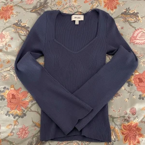 Mörkblå ribbad tröja från Aware - Säljer en fin mörkblå ribbad tröja från Aware. Tröjan har en v-ringad design och långa ärmar. Den är mysig och bekväm, perfekt för skoldagar men också när man vill vara fin klädd!💕💕
