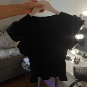 Svart topp - Topp från gina young med puffärmar🫧