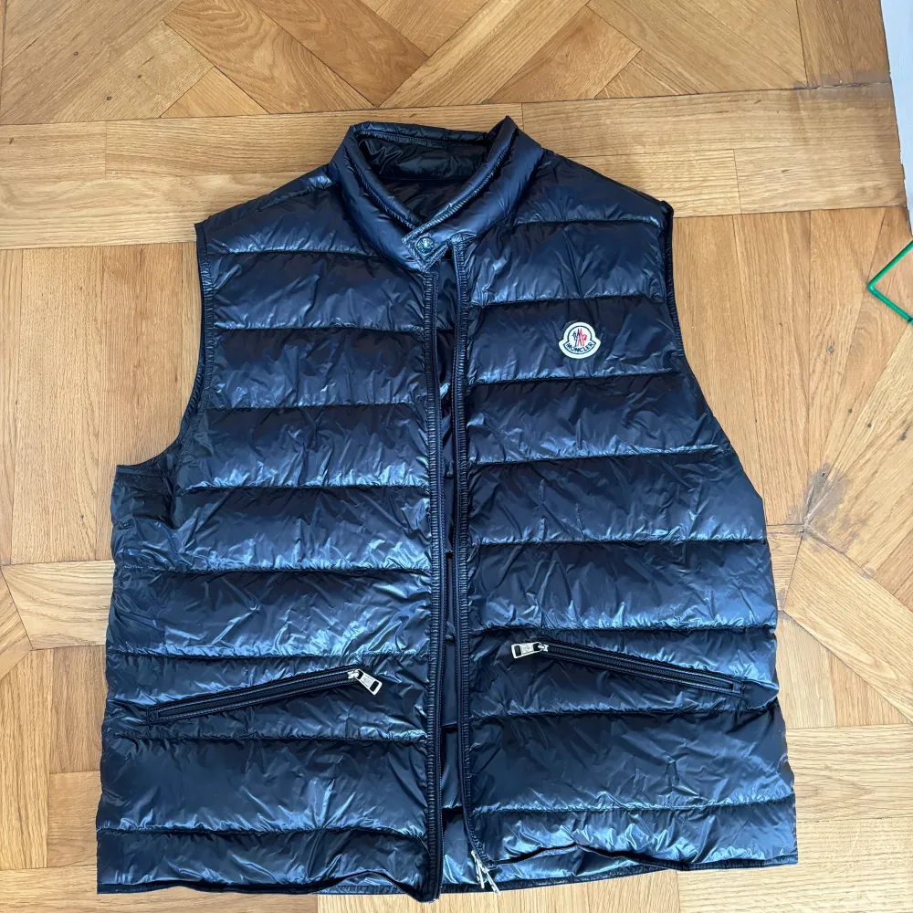 Moncler väst i väldigt bra skick. Storleken motsvarar en L . Jackor.