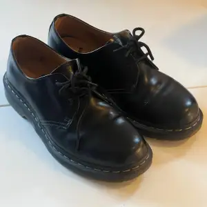 Ett par klassiska svarta Dr. Martens 1461 skor i äkta skinn med. Stabila och tål slit.   Säljer för att dom är för små för mig. 