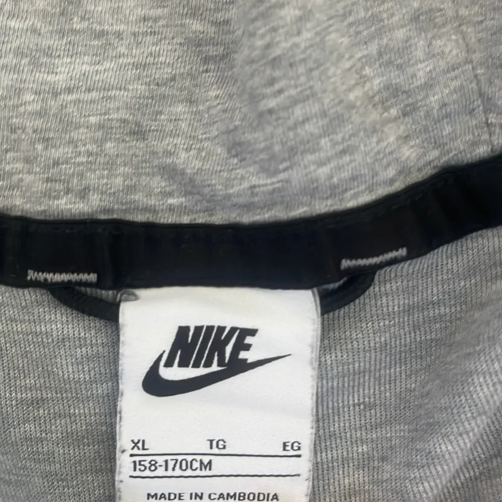 Säljer en grå hoodie från Nike i storlek XL. Den är från Nike för 800kr. Hoodien har en ficka på ärmen .den har använts par gånger och Nike loggan har försvunnit lite men den är frf Superbekväm. Säljer för att  Aramrna va för liten på mig. 💕. Tröjor & Koftor.