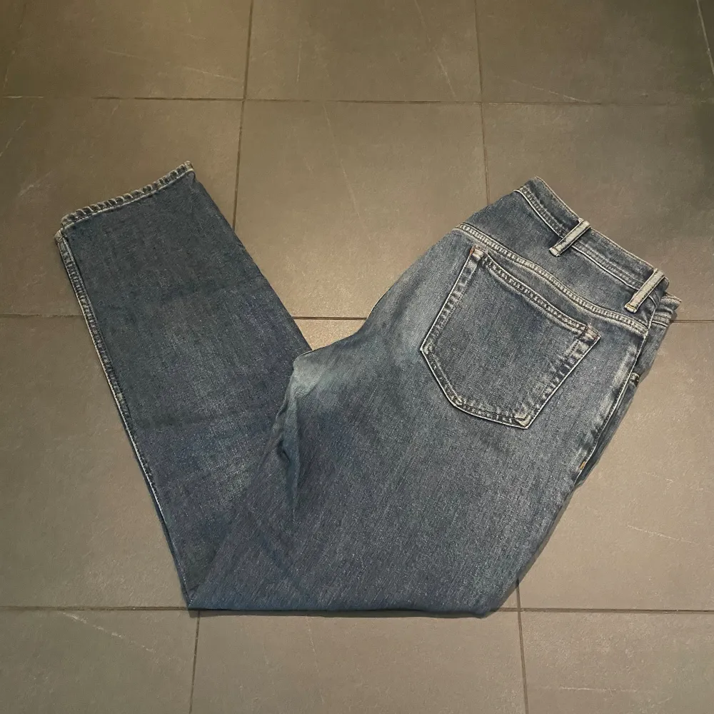 Säljer dessa Acne Studios ”Blå konst” jeans i mycket bra skick. Storlek 32/32. Regular passform.. Jeans & Byxor.