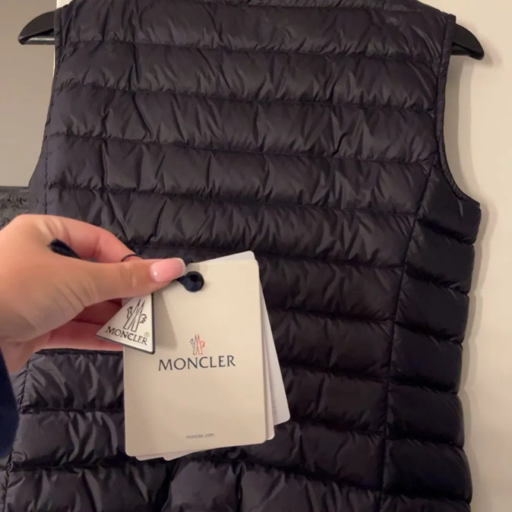 Super fin moncler väst som tyvärr inte kommer till användning! Hel och fin men jag har redan en cardigan som jag använder mer🫶. Jackor.