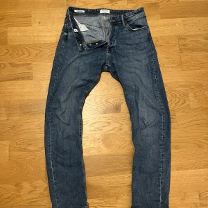 Jack & Jones jeans - Säljer dessa då jag har växt ur de. Har ett till par gråa jeans i en storlek mindre. Pris kan diskuteras, kan släppa de väldigt billigt. Fråga vid minsta fundering.