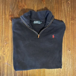 Ralph lauren half zip - Säljer min Ralph lauren half zip då jag inte använder den så ofta, den ör i bra skick och sitter bra, skriv om du har frågor, jag kan gå ner lite i pris