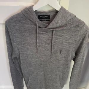 Merinoull hoodie - Tja! Jag säljer en snygg merinoull hoodie ifrån märket allsaints. Hoodien är använd och har ett litet hål på framsidan (se bild 3) men det går enkelt att laga och det syns ändå inte när man har på sig plagget. Priset är ej hugget i sten! 