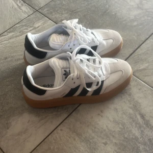 Adidas samba - Säljer dessa helt nya skor i storlek 37,5. Det är helt i nyskick och jag säljer de för att de är för små. 