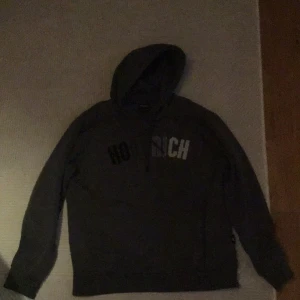 Hoodrich hoodie - Säljer denna hoodie för endast 350 kr ganska bra skick jättefin texten är gjord av the material