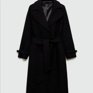 Zara kappa - Säljer min kappa från zara köpt i vintras men använd fåtal gånger. Fler bilder och mått skickas vid förfrågan🖤