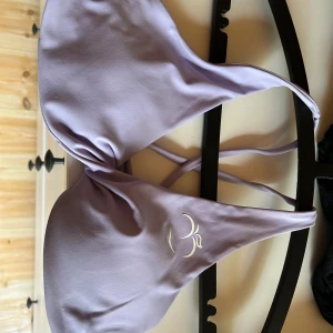 Peach tights, sports bra - Säljer min helt oanvända sport bh från peach tights pga att den var alldeles för liten för mig. Helt ny och oanvänd dock utan prislapp, storlek S och nypris 399kr Säljer för 270kr