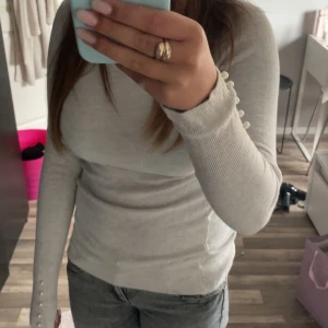 Finstickad långärmad tröja - En skön långärmad tröja med vita bollar på ärmen. Jag säljer för att det Inte är min stil. Inget fel på den! 