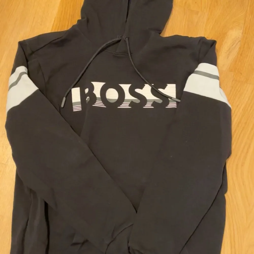 Tröjan är storlek XL och byxorna storlek L Säljer de för 1000kr . Hoodies.