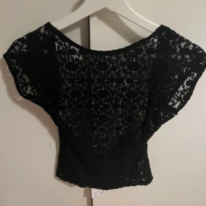 backless top lace - Säljer en jättefin backless t shirt som är i lace 💞