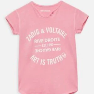 Zadig Voltaire T-shirt  - Säljer nu min jättefina Zadig Voltaire t-shirt.  Kolla in min profil där säljer jag fler Zadig tröjor, om man köper flera kan man få bättre pris. Tryck inte på köp nu utan kontakta mig först😊