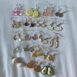 diverse örhängen - LÄS BIO!! 5-20kr per par, billigare destu fler man köper eller 45kr för alla på bilden. kontakta mig privat för funderingar osv ❤️
