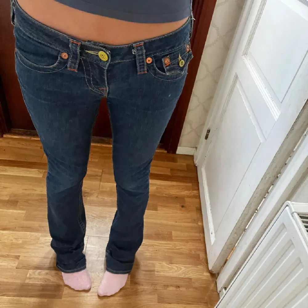 Superfina lågmidjade, bootcut jeans från true religion. Midjemått: 38cm  Innerbenslängd: 82cm *gylfen är som en dragkedja *priset går att diskutera vid snabb affär . Jeans & Byxor.