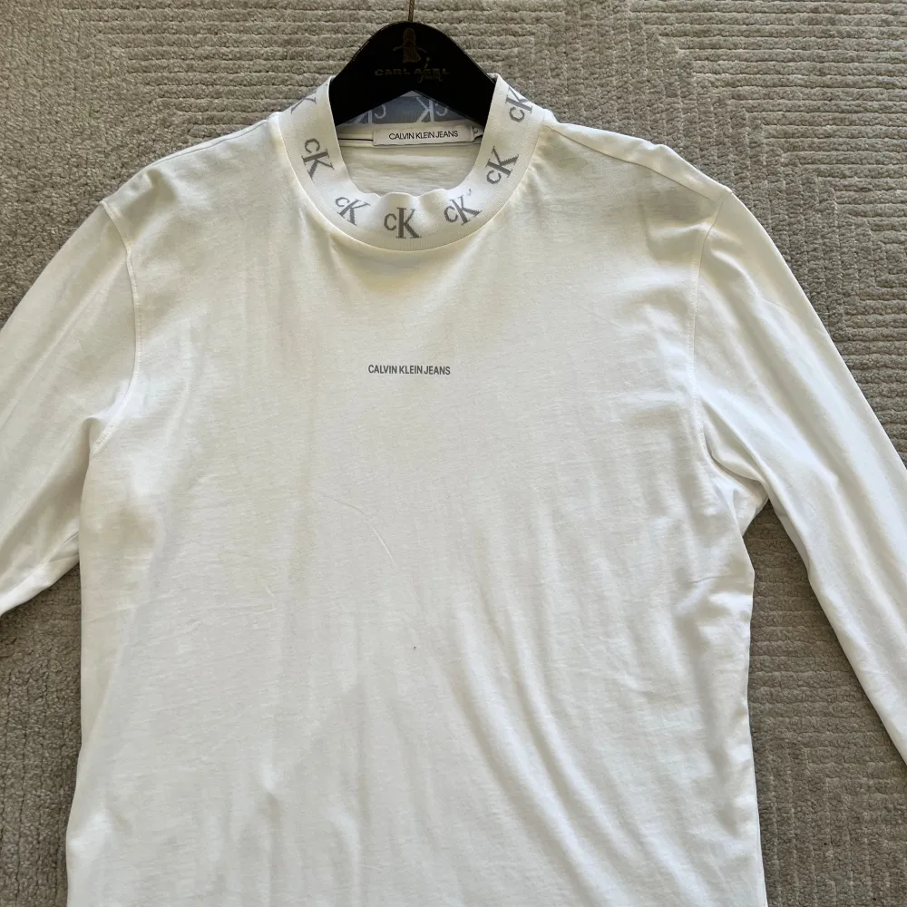 Calvin klein långärmad tshirt vit  Nyskick  Storlek: Medium (M)  Pris: 400kr. T-shirts.